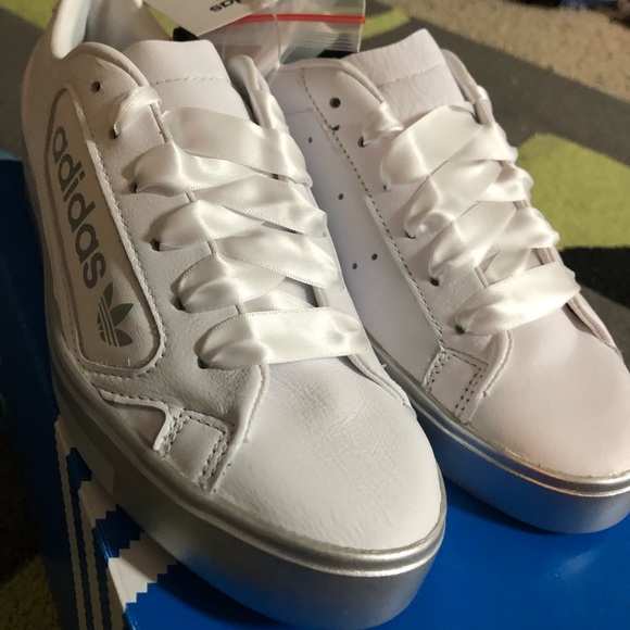 Brand new Adidas shoes with tag - Picture 2 of 4